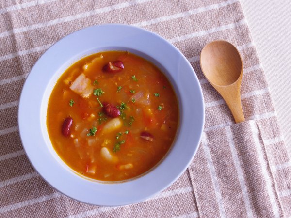 トマトと赤いんげん豆のおかずスープの写真