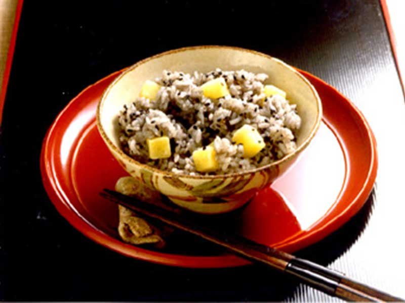 黒ごまの芋ご飯の写真