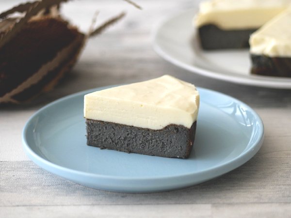 黒ごまとレアチーズの2層のチーズケーキの写真