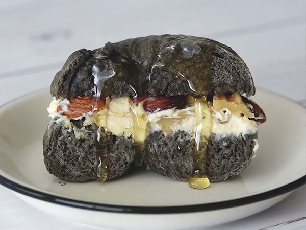 ナッツハニー&クリームチーズの黒ごまベーグルサンドの写真