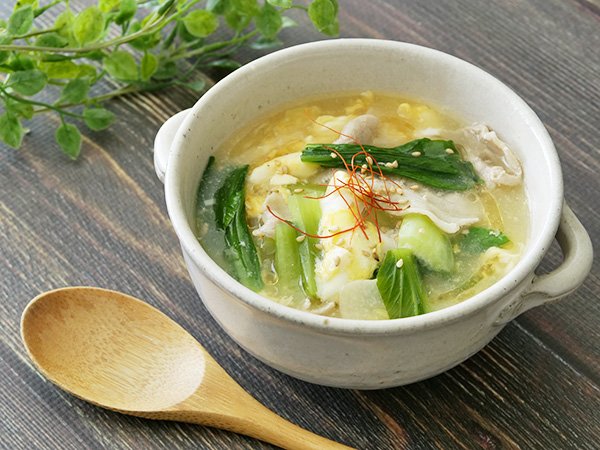 チンゲン菜と豚バラ肉の中華風スープの写真