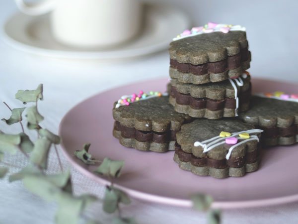 黒ごまのチョコサンドクッキーの写真