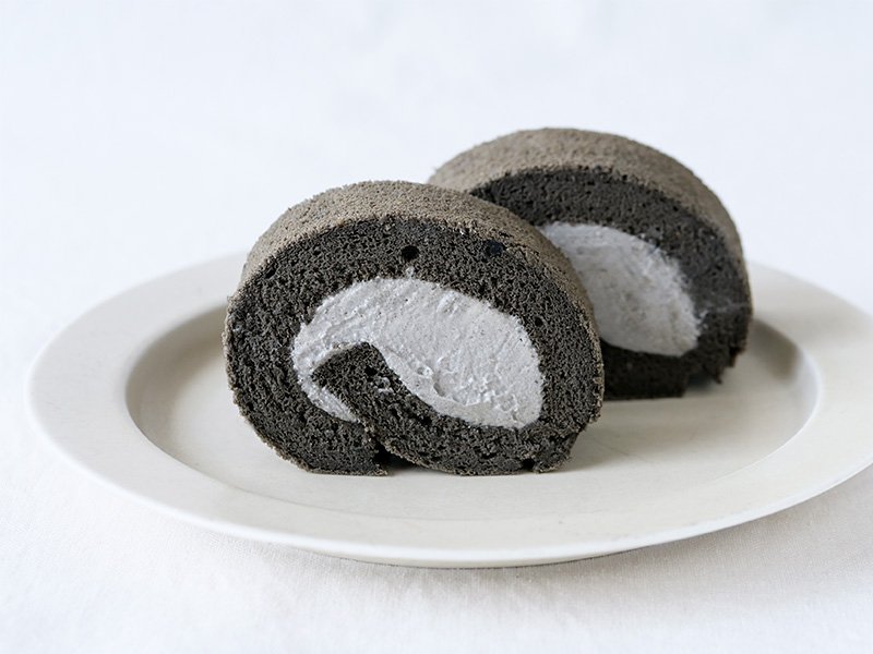 黒ごまのロールケーキの写真